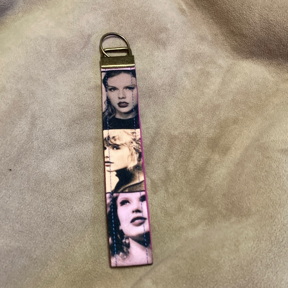 Taylor Swift Keychain - Picture 2 of 2